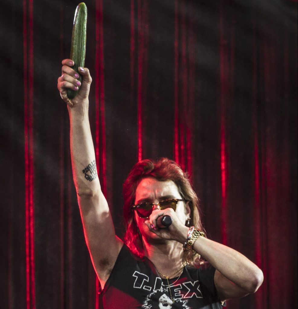 Jett Rebel met komkommer op Dauwpop