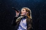 Christine and the Queens op podium bij Charli xcx