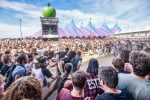 10 nieuwe festivaldilemma’s: verkeersregelaar in de moshpit en stroboscopen in je tent