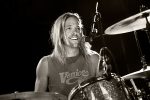 Bekijk tributes aan Taylor Hawkins van onder andere Elton John, Coldplay, Sam Fender en vele anderen