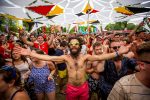 Dit zijn 8 dingen die je doormaakt als je een nieuw festival bezoekt