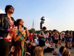 Festivaldilemma’s: Jouw favoriete act zien of bij je vrienden blijven.