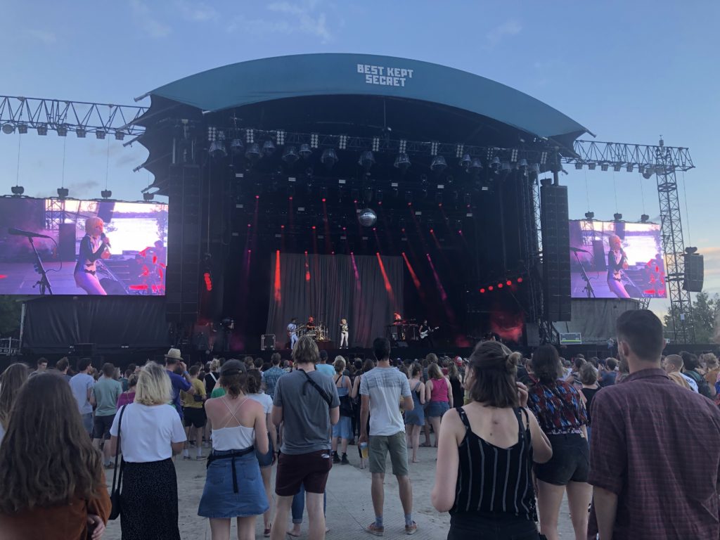 Carly Rae Jepsen live op mainstage