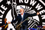 Frank Lammers stagedivet tijdens Rowwen Hèze op Pinkpop 2019