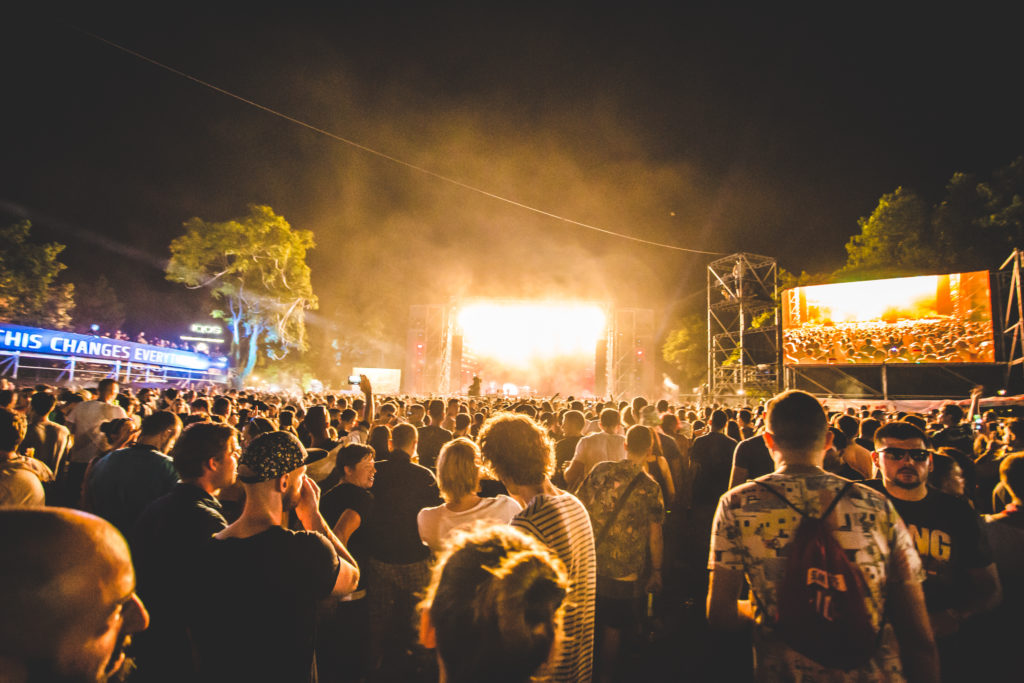 4 manieren om toch dat dure festivalkaartje te kunnen betalen