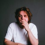 Lewis Capaldi kondigt tour aan na comeback op Glastonbury 2025