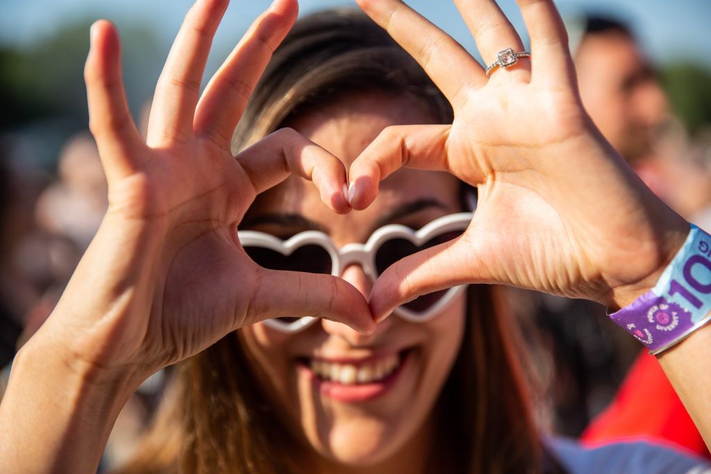 Sziget heart gesture