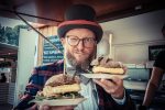 Festivalrecept van TREK: Zo maak je thuis de Just Say Cheese burger met Fïnley cocktail