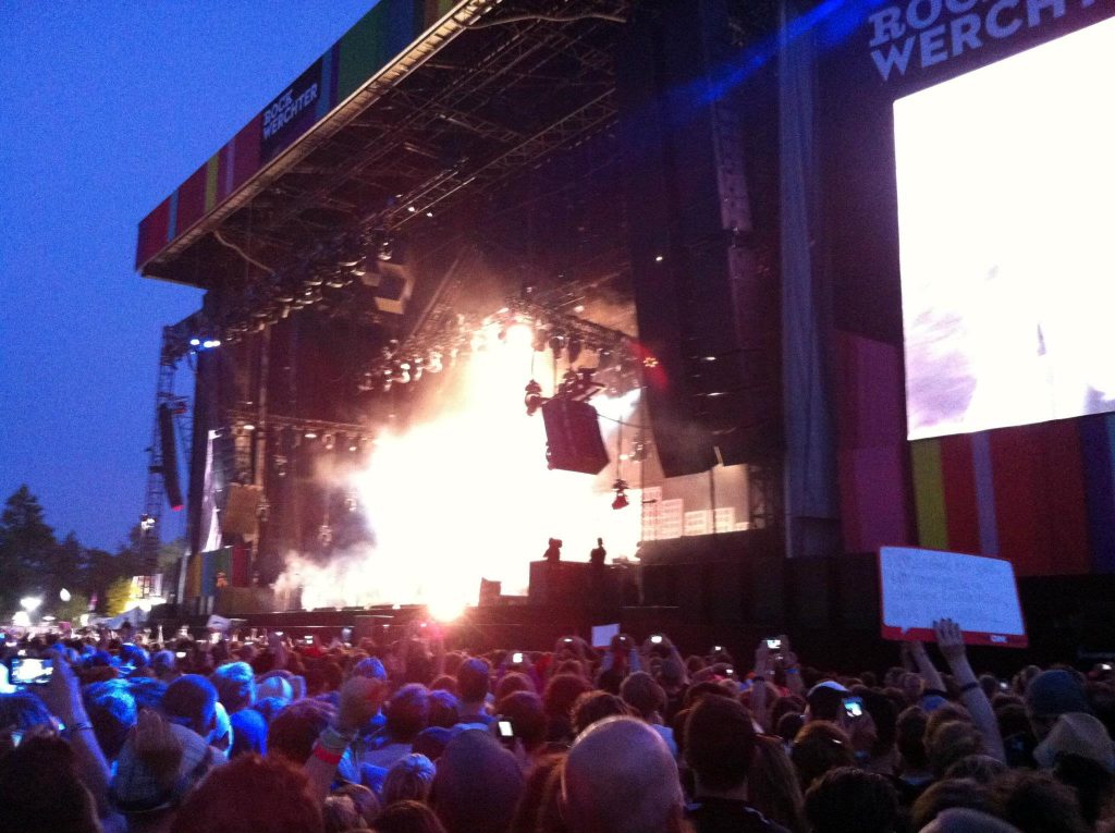de magie van de schemer op een festivalavond