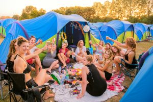 FestiTent is dé oplossing voor wie klaar is met spullen meezeulen naar festivals