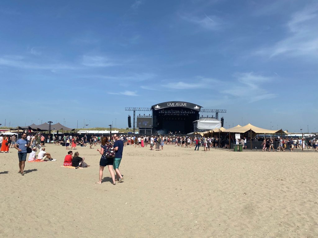 Live is Live terrein