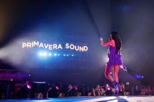 Dua Lipa geëmotioneerd tijdens grootste festivalshow ooit op Primavera Sound 2022