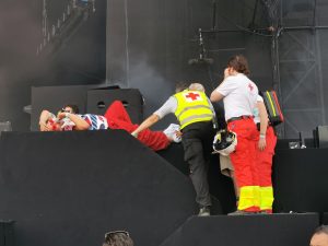 Goldband-zanger krijgt EHBO op de main stage van Rock Werchter 2022 na sprong in publiek