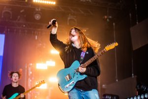 Girl in Red vindt zakje drugs op de grond tijdens haar optreden op Lowlands 2023