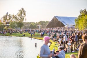 Hier kijk je zaterdag Nederland – Turkije op Down The Rabbit Hole 2024