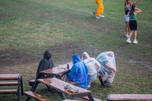 Het is tijd voor collectieve traumaverwerking van de verregende festivalzomer van 2016