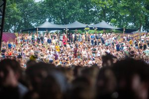 Check dit: Huwelijksaanzoek over alle silent disco koptelefoons tijdens Lowlands 2022