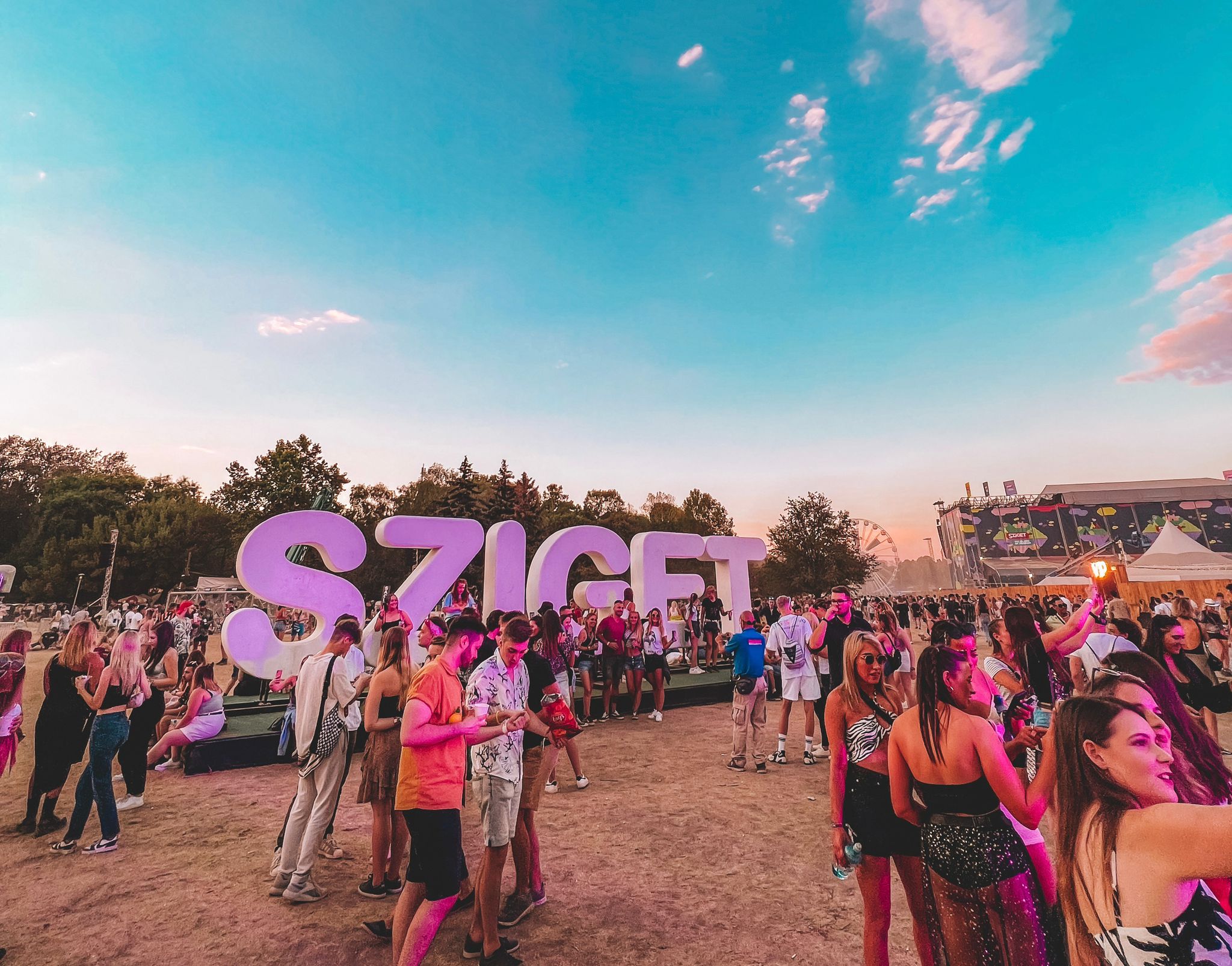 Sziget 2022 logo letters sfeer publiek