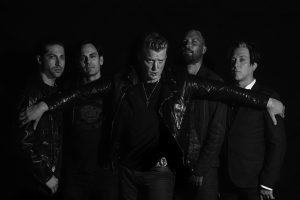 Queens of the Stone Age kondigt nieuw album ‘In Times New Roman aan’; eerste single ‘Emotion Sickness’ nu te beluisteren