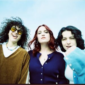 Parel op de poster: MUNA op Lowlands 2023