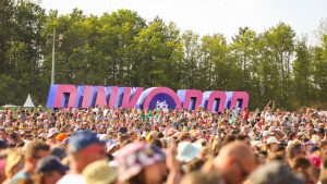 Pinkpop verdient lof voor het vervangen van traditionele rockafsluiters door frisse popacts