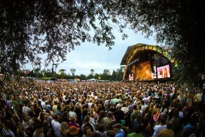 10.000 wachtenden in rij voor parkeertickets Down The Rabbit Hole 2024