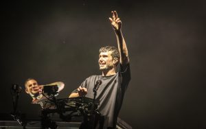 Eerste festivalsetlist van Fred Again.. begint emotioneel en eindigt grandioos dansbaar