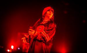Review: Billie Eilish toont zich na valse start groots en persoonlijk op Lowlands 2023