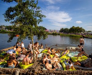 Met deze 12 hot tips trotseer je de warmte op Lowlands 2025