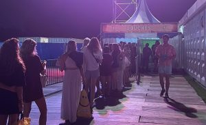 Klachtenstroom over rijen op Lowlands 2023: zelfs ’s nachts wachten bij de douches