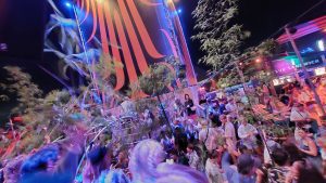 In beeld: Totale chaos op Lowlands 2023 met takken en complete bomen in de ArmadiLLow