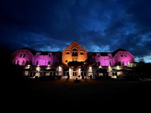 Bosburcht debuteert met nieuwe festivalsmaak: Indoor festivalkamperen