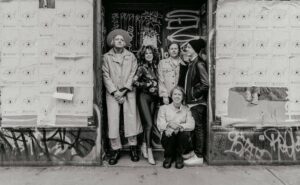 Arcade Fire komt met nieuwe plaat, eerste single nu te horen