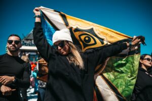 Dansen in de sneeuw op Tomorrowland Winter 2024: wat voor een festivaloutfit moet je in godsnaam aan?