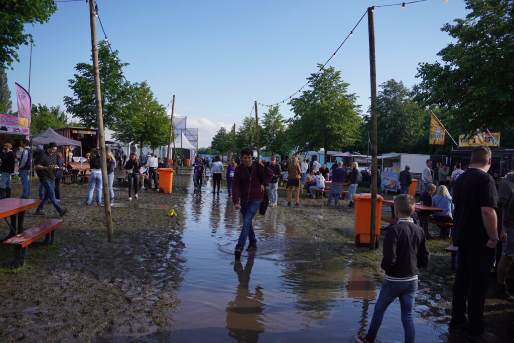 Terrein staat onder water op Klomppop 2024