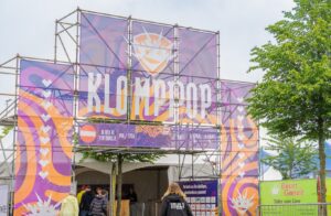Klomppop 2024: een kletsnat maar zeer geslaagd familiefestival