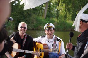 Met 10 personen én Douwe Bob op een bootje: een unieke ervaring op Vestrock 2024
