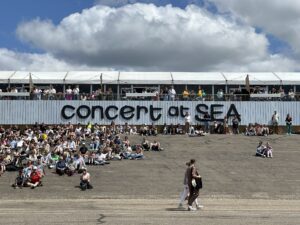 Review: het publiek op Concert at Sea 2024 springt liever dan dat het luistert