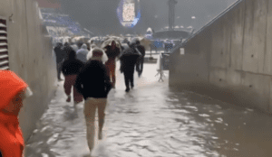 Beelden: 55.000 fans tot hun enkels in het water bij optreden Coldplay