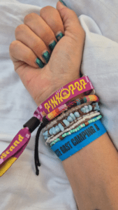 Opvallend: dit festival moedigt aan om je polsbandje met anderen te delen