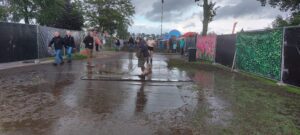 Blubber op Bospop 2024: gesloten parkeerplaatsen, lange wachtrijen en o-ver-al modder