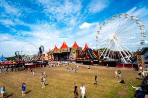 Check het nieuwe hoofdpodium van Zwarte Cross 2024 met glijbaan en reuzenraden
