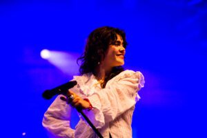 Kijken: Abigail Morris van The Last Dinner Party zingt mee met Tom Odell op Pinkpop 2025