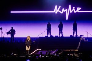 Kylie vliegt in locomotionvaart door ontelbaar veel hits heen op Sziget 2024