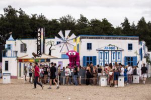 ⁠Festivaldirecteur Eric van Eerdenburg geeft dragoptreden in Adonis op Lowlands 2025
