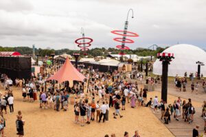 Roxy Dekker onderuit, Skrillex draait Hazes en Rico bij Sticks: dit was dag 1 van Lowlands 2024