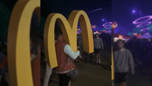 Oeps: gouden bogen van McDonald’s op Lowlands 2024 gestolen