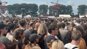 Lange rijen voor koptelefoons silent disco Lowlands 2024