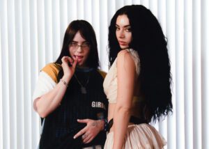 Charli xcx bevestigt collabs met Bon Iver, The 1975, Ariana Grande en meer