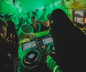 Perrongeluk: trein-raven tot het ochtendgloren op Amsterdam Dance Event 2024